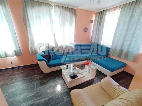 Къща в централната част на гр.Велинград с РЗП 430 кв.м, двор от 210кв.м. строителство от 2005година. - 4
