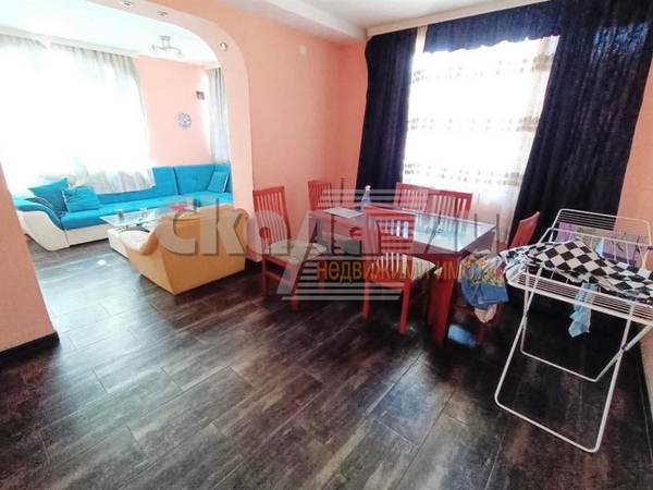 Къща в централната част на гр.Велинград с РЗП 430 кв.м, двор от 210кв.м. строителство от 2005година. - 3