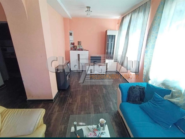 Къща в централната част на гр.Велинград с РЗП 430 кв.м, двор от 210кв.м. строителство от 2005година. - 5