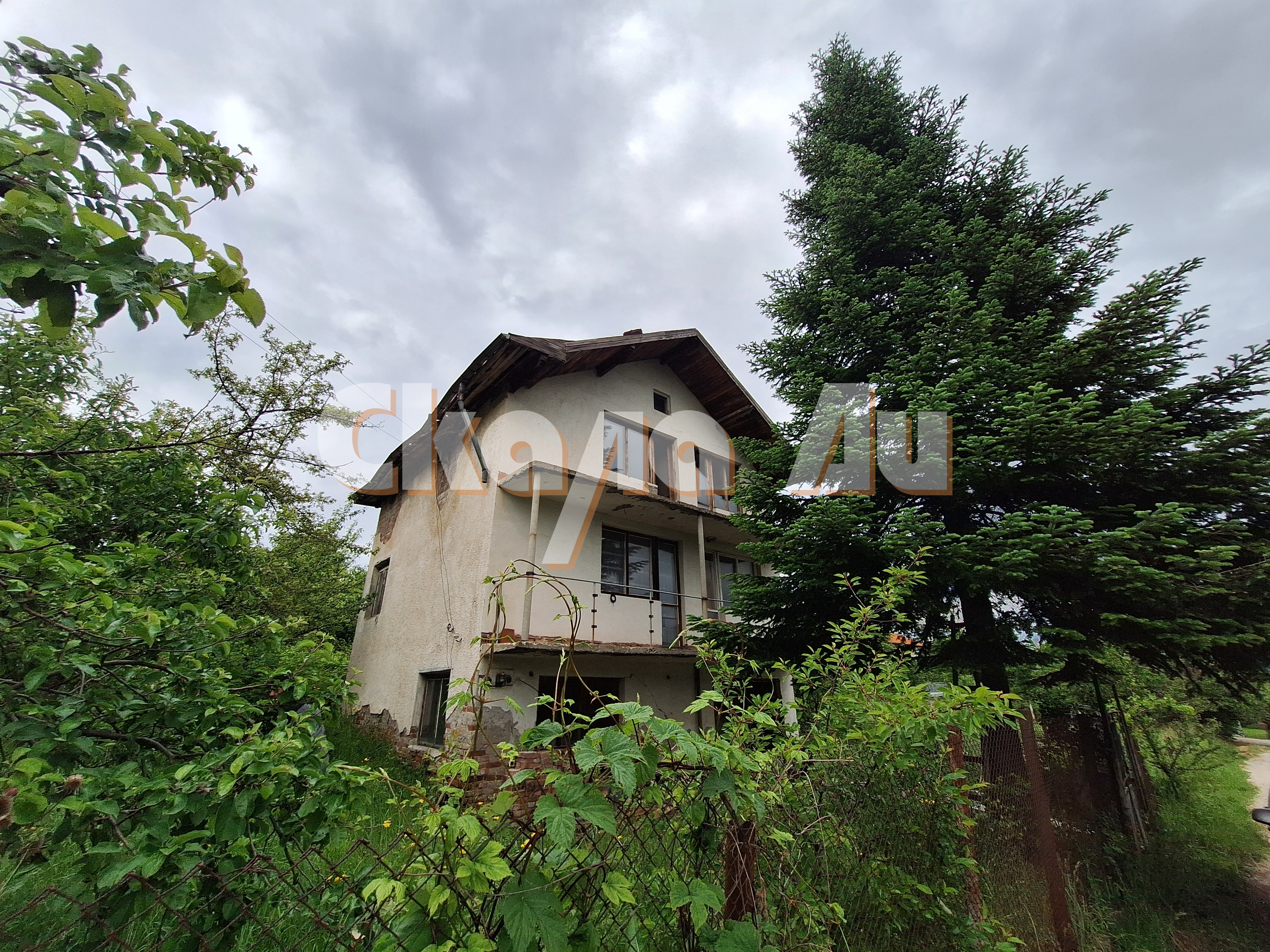 Country house at the foot of the picturesque Kolosh mountain