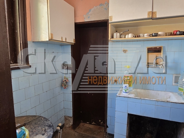 Къща в близост до центъра на гр.Годеч, на асфалтова улица с 1/2 ид.част от двор с обща площ от 658 кв.м. - 5