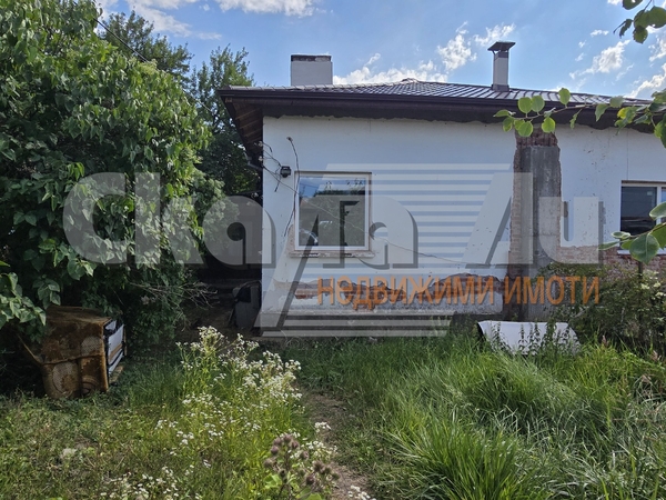 Къща в близост до центъра на гр.Годеч, на асфалтова улица с 1/2 ид.част от двор с обща площ от 658 кв.м. - 2