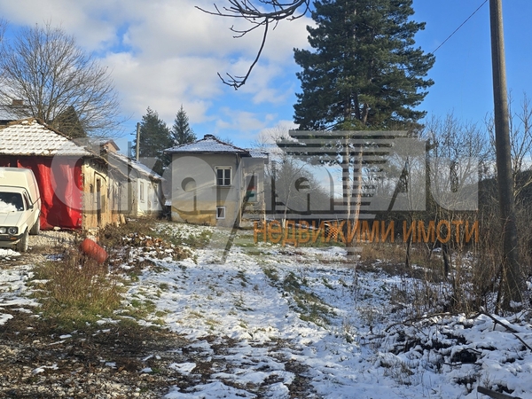 Предлагаме Ви къща с двор на 35 км. от София, в живописното село Цацаровци, в близост до гр. Сливница - 4