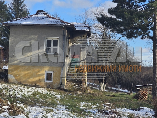 Предлагаме Ви къща с двор на 35 км. от София, в живописното село Цацаровци, в близост до гр. Сливница - 3