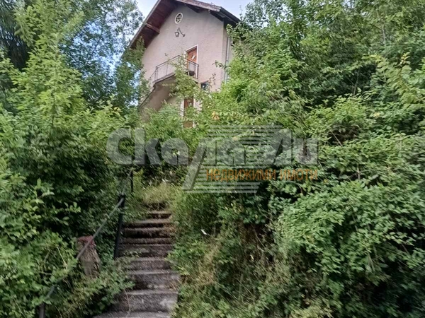 Триетажна вила сред красива природа и тишина, близо до Годеч. - 2