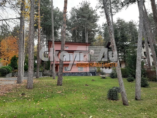 Къща в гр.Банкя на два етажа + сутерен с облагороден двор от 1340кв.м, с отличен достъп ! - 2