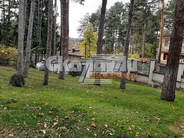 Къща в гр.Банкя на два етажа + сутерен с облагороден двор от 1340кв.м, с отличен достъп ! - 3