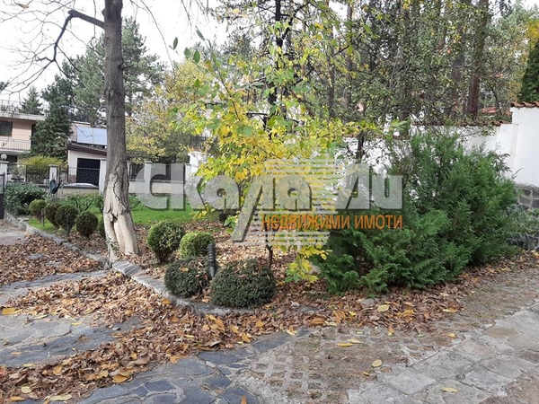 Къща в гр.Банкя на два етажа + сутерен с облагороден двор от 1340кв.м, с отличен достъп ! - 4