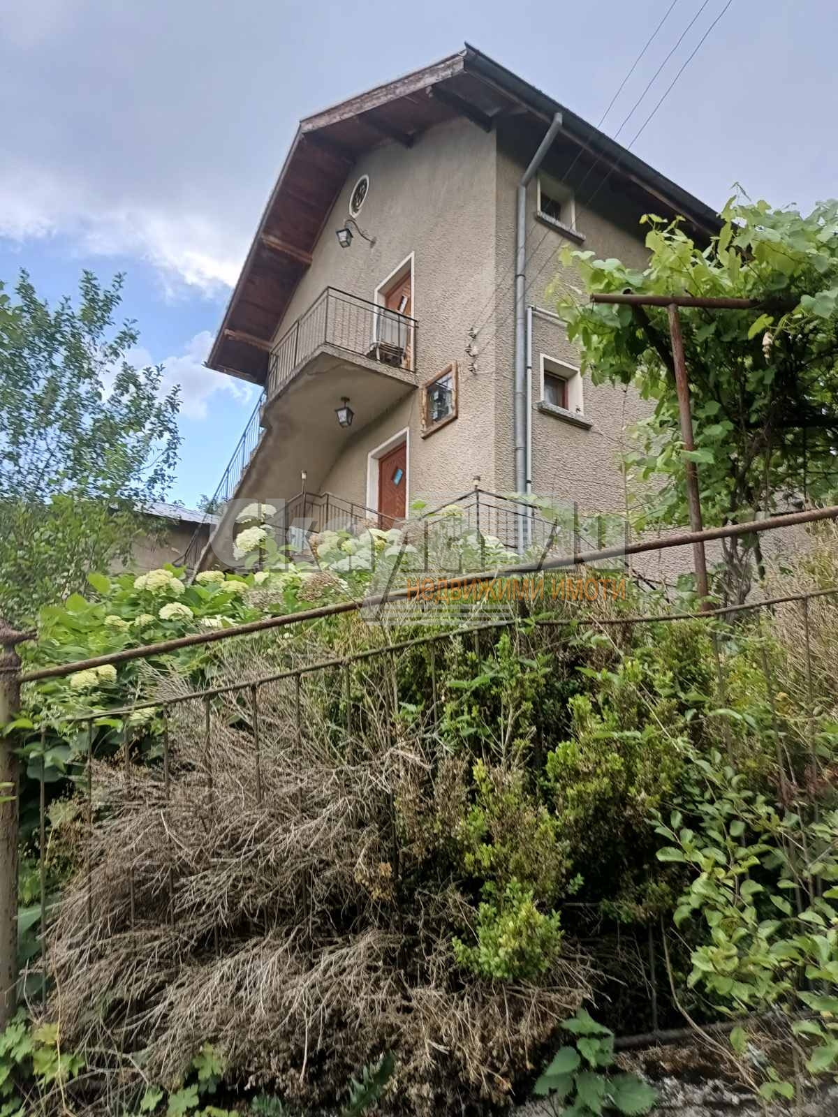 Триетажна вила сред красива природа и тишина, близо до Годеч.