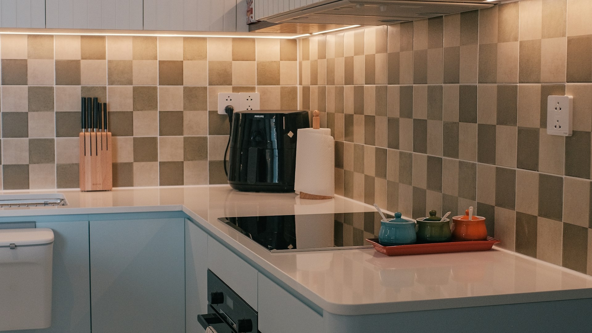 The kitchen: the work triangle, layouts for Bulgarian flats, worktops, appliances and extraction