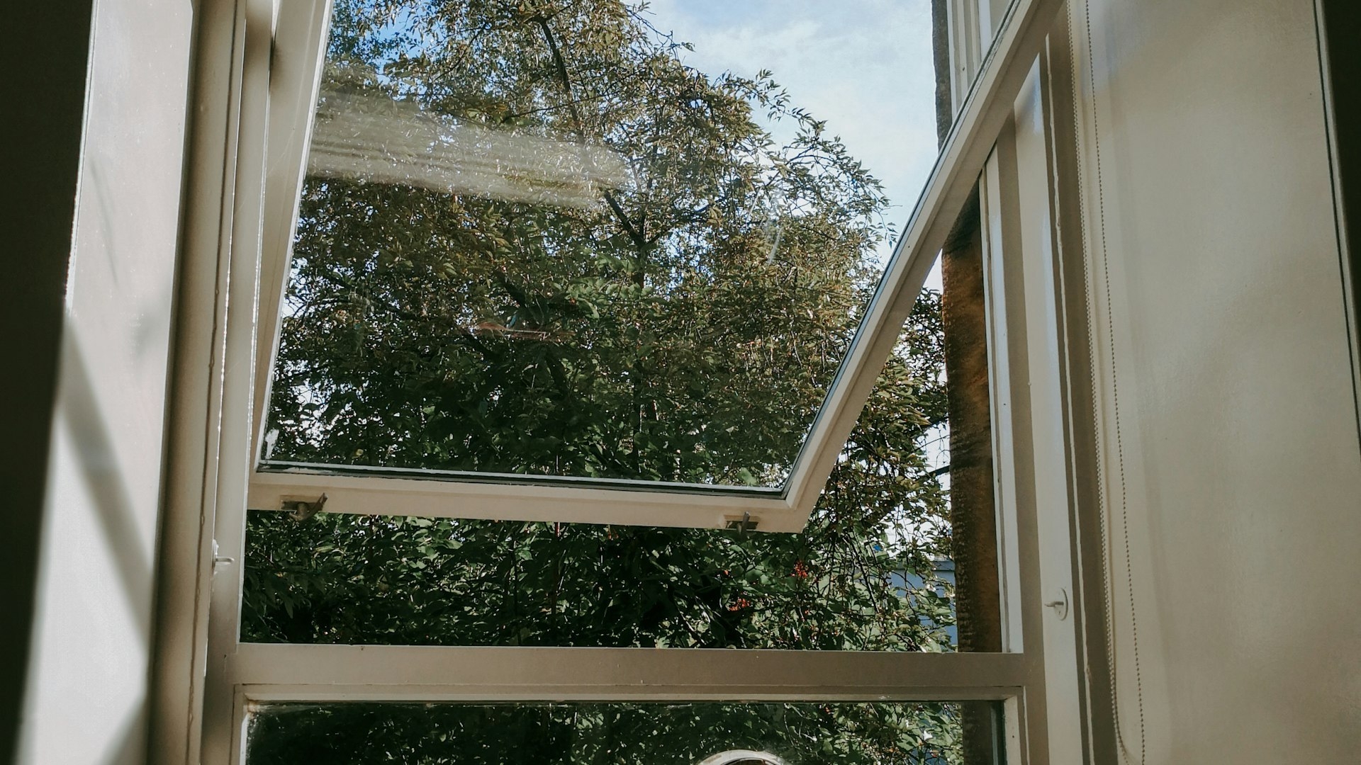 Replacing your windows in Bulgaria: uPVC, aluminium or timber, glazing units, installation, and when the neighbours have a say on the look