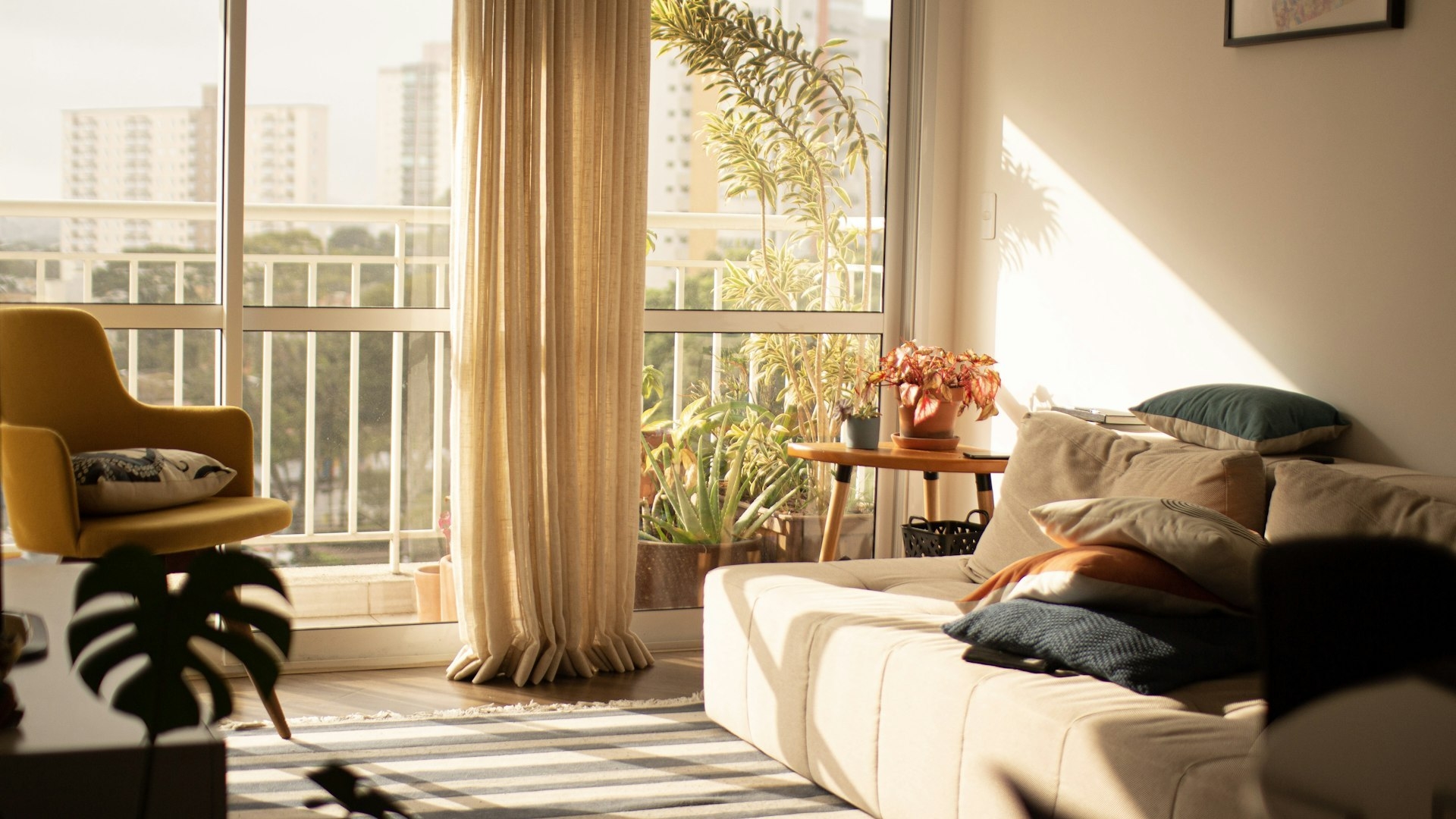 Buying or selling a home with a tenant in it: what happens to the lease, the deposit and the rent after the notary