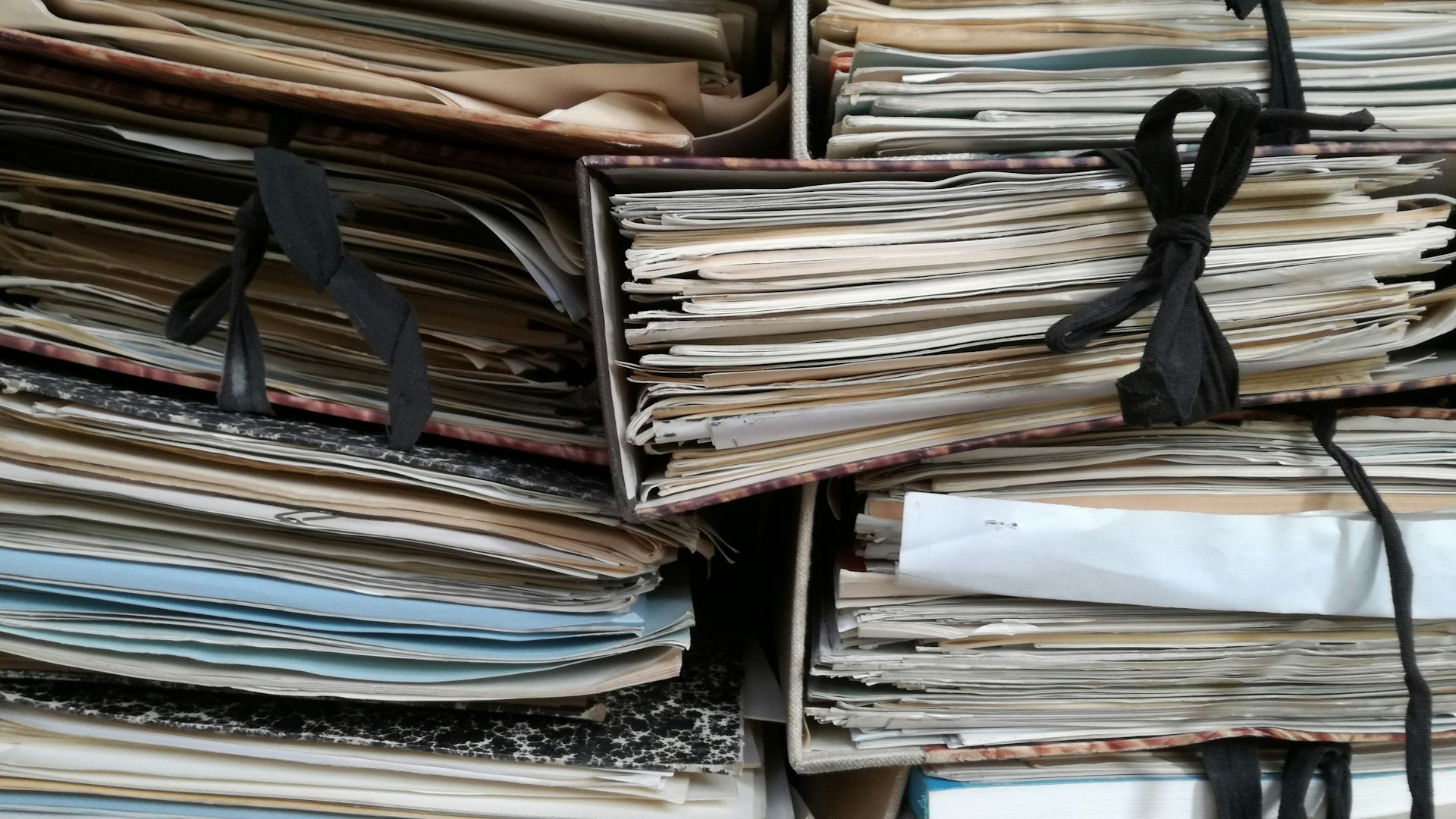 Как да прочетете нотариален акт: страни, описание на имота, идеални части, цена, декларации и вписване