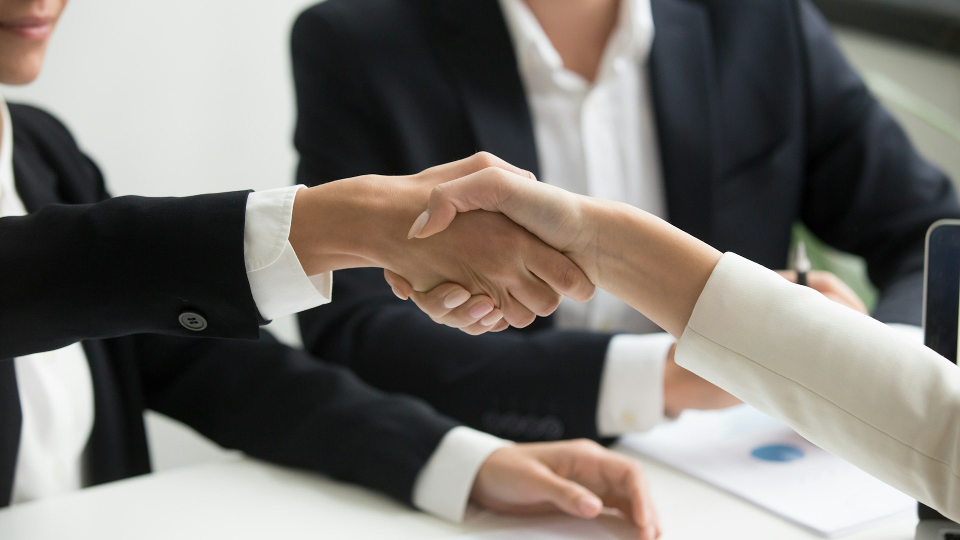 Signing with an estate agent in Bulgaria: exclusive or not, when the commission is due and what to ask the agency