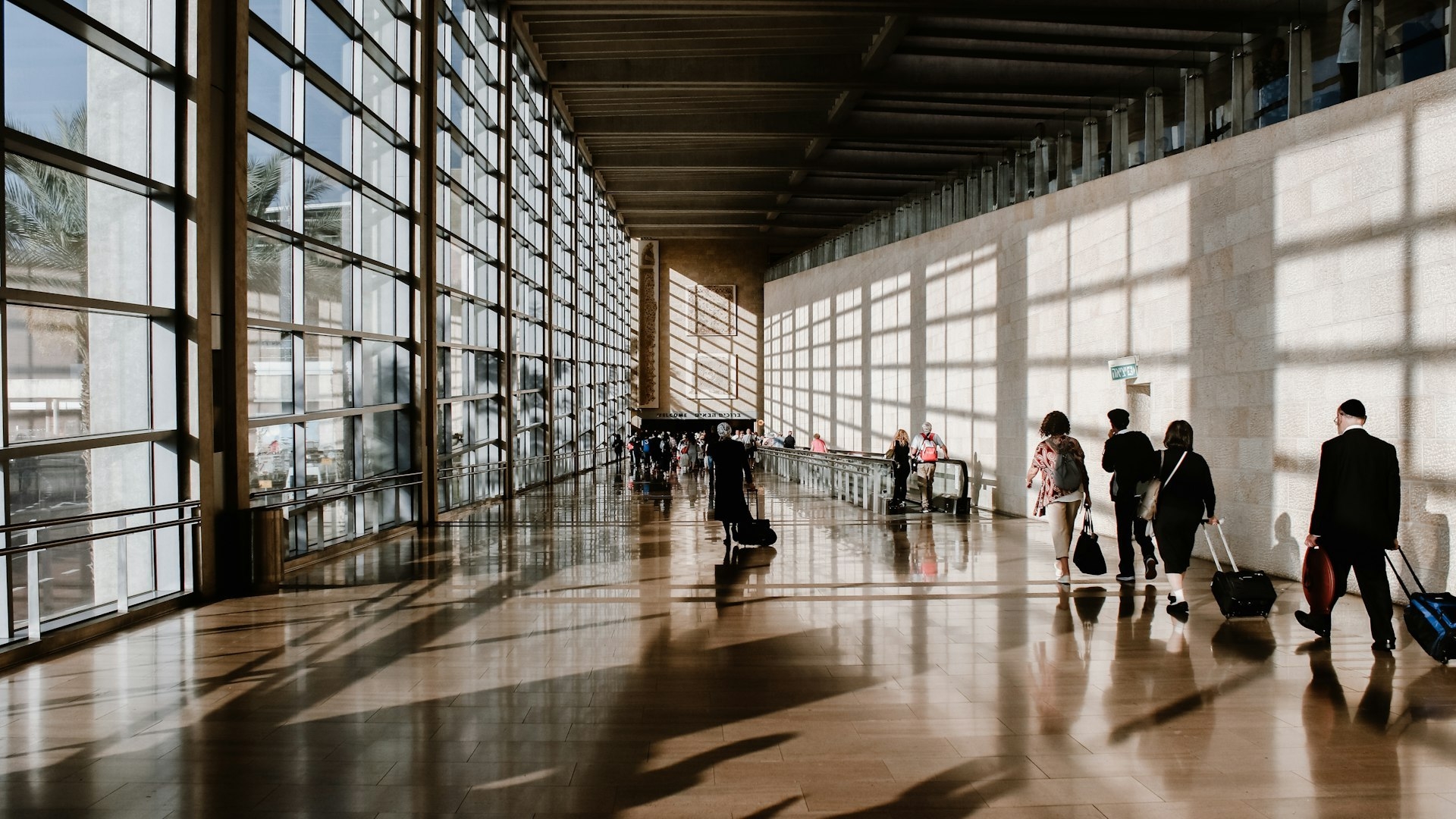 Продавате имот в България, но живеете в чужбина: кога дължите данък, кога сте освободени и какво трябва да подготвите