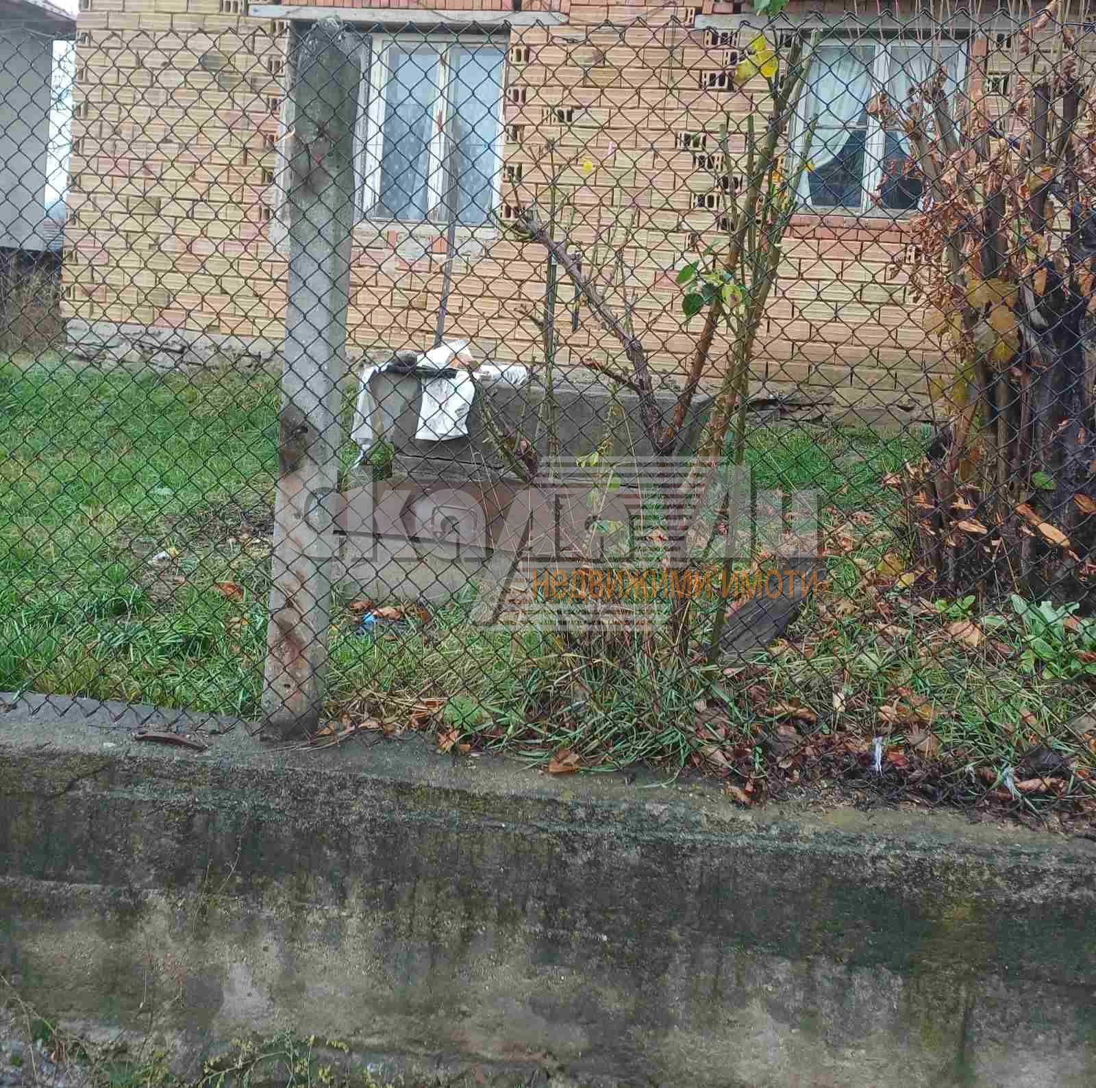 Предлагаме Ви къща на два етажа с двор 590кв.м. в живописното село Душанци, в близост до гр. Пирдоп.